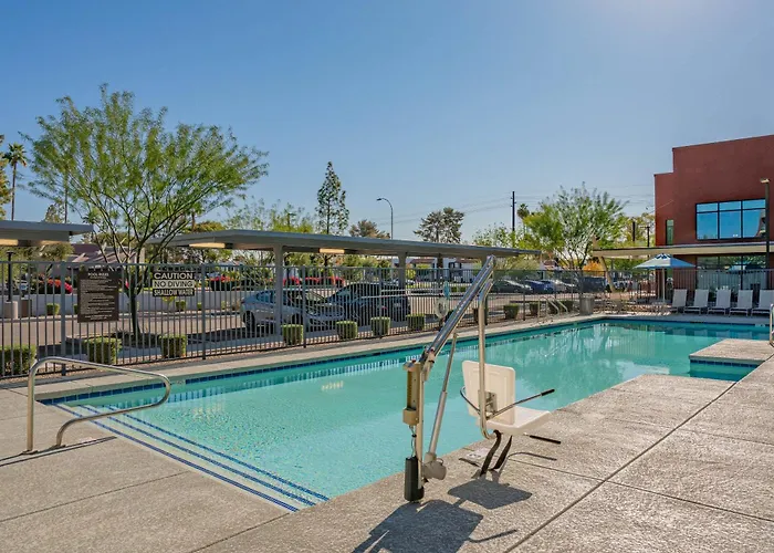 The Luxe Lookout Balcony Pool Sleeps 4 Apartment Tempe